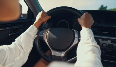 Γιατί το τιμόνι βρίσκεται αριστερά στα περισσότερα αυτοκίνητα του κόσμου – H “παράδοση” που ελάχιστοι γνωρίζουν