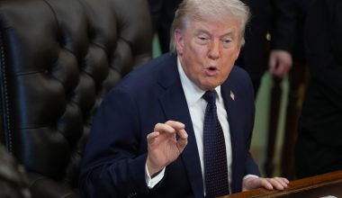 Βίντεο: Έτοιμα προς γενική έκδοση τα «πατριωτικά διαβατήρια» των ΗΠΑ που φέρουν το πορτρέτο του Ν.Τραμπ