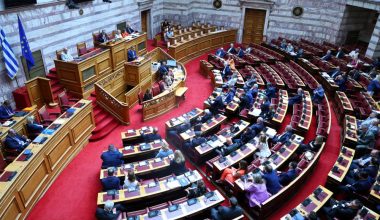 Ψηφίστηκε στη Βουλή η αύξηση της έκτισης ποινής για ισόβια σε 30 έτη