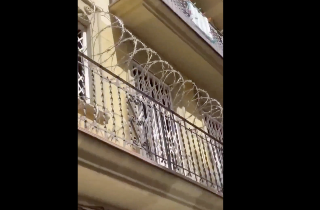 Βαρκελώνη: Κάτοικοι τοποθετούν συρματοπλέγματα στα μπαλκόνια υπό τον φόβο διαρρήξεων από παράνομους μετανάστες!