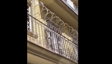 Βαρκελώνη: Κάτοικοι τοποθετούν συρματοπλέγματα στα μπαλκόνια υπό τον φόβο διαρρήξεων από παράνομους μετανάστες!