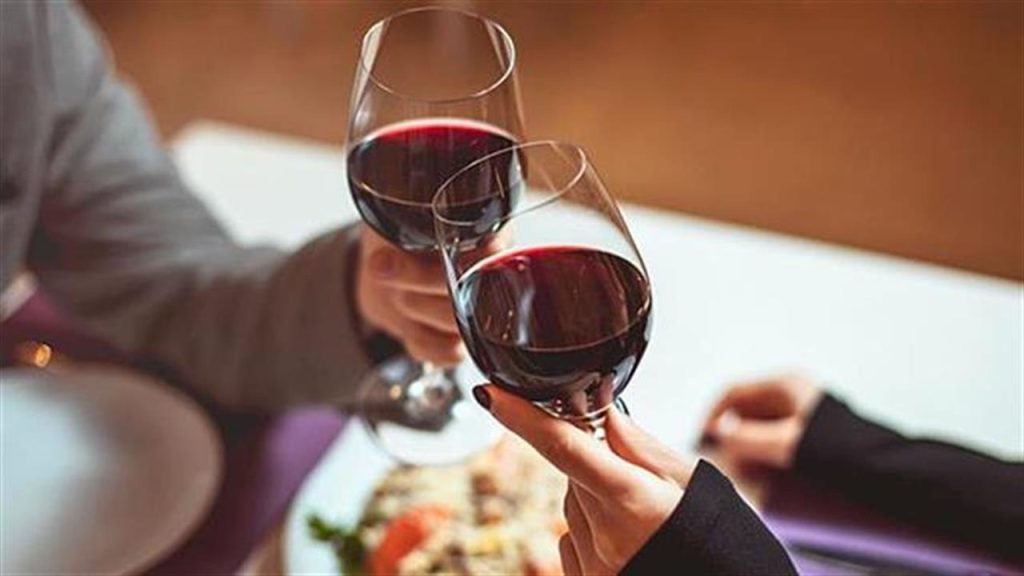 Savoir vivre: Το δώρο που καλό είναι να αποφεύγετε όταν σας καλούν για φαγητό