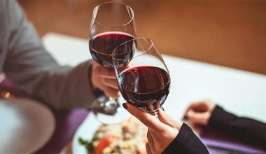 Savoir vivre: Το δώρο που καλό είναι να αποφεύγετε όταν σας καλούν για φαγητό