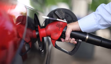 Exxon και Chevron: Τα ακριβά καύσιμα ήρθαν για να μείνουν – Οι πόλεμοι πλήττουν τη διύλιση