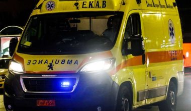 Διπλό τροχαίο στην Εύβοια: Αυτοκίνητο έπεσε σε σταθμευμένα οχήματα – Οι επιβαίνοντες παρείχαν βοήθεια σε τραυματία