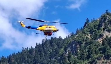 Φωτιά στα Άγραφα: Η στιγμή που ελικόπτερο της Πυροσβεστικής ανεφοδιάζεται με νερό από ποτάμι (βίντεο)
