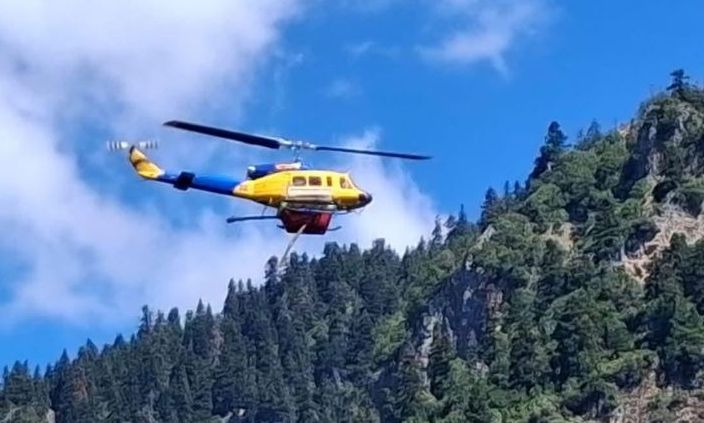 Φωτιά στα Άγραφα: Η στιγμή που ελικόπτερο της Πυροσβεστικής ανεφοδιάζεται με νερό από ποτάμι (βίντεο)