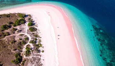 Το νησί με τις ροζ παραλίες – Το μοναδικό φυσικό φαινόμενο που μοιάζει εξωπραγματικό