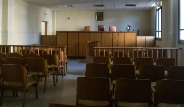 Χειροπέδες σε 51χρονο από τη Θεσσαλονίκη που έβγαζε φωτογραφίες συγγενή του εντός δικαστικής αίθουσας