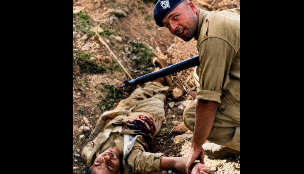 Η φωτογραφία Βρετανού στρατιώτη δίπλα στη σορό του αγωνιστή της ΕΟΚΑ Ανδρέα Σουρουκλή