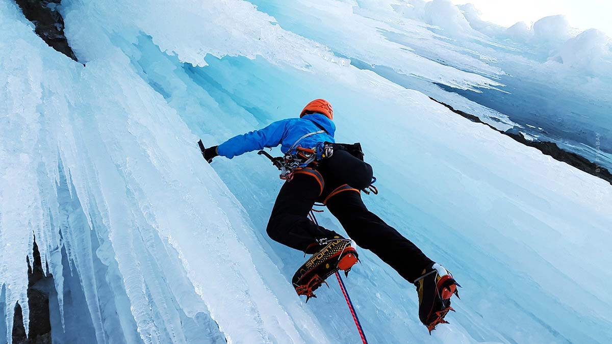 Ice Climbing: Το ακραίο άθλημα όπου οι αθλητές σκαρφαλώνουν παγωμένους καταρράκτες
