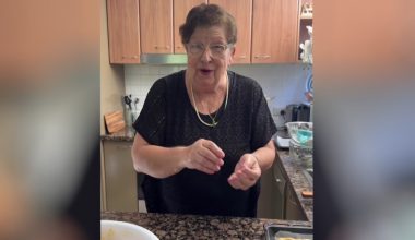 Ε.Δέδε: Η Ελληνίδα γιαγιά που «σαρώνει» σε Youtube και TikTok με τις συνταγές και τα τραγούδια της (βίντεο)