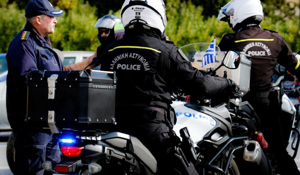 Οδηγός με κλεμμένο όχημα στη Θεσσαλονίκη αγνόησε τα σήματα των αστυνομικών και έπεσε πάνω σε διερχόμενο αυτοκίνητο