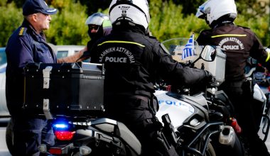 Οδηγός με κλεμμένο όχημα στη Θεσσαλονίκη αγνόησε τα σήματα των αστυνομικών και έπεσε πάνω σε διερχόμενο αυτοκίνητο