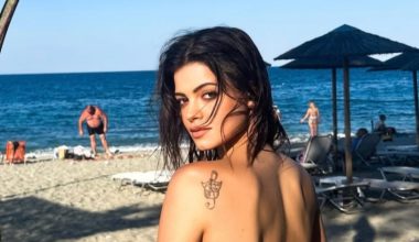 Τζένη Καζάκου: Οι εντυπωσιακές πόζες δίπλα στη θάλασσα (φώτο)