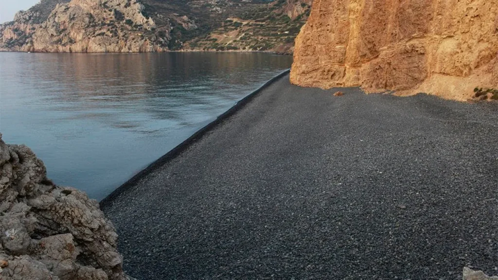 Τα ελληνικά νησιά που έχουν παραλίες χωρίς καθόλου άμμο – Τα παράξενα τοπία που θυμίζουν άλλο πλανήτη