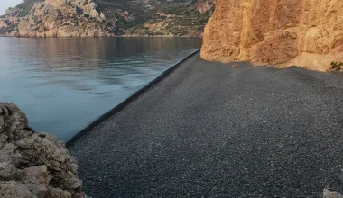 Τα ελληνικά νησιά που έχουν παραλίες χωρίς καθόλου άμμο – Τα παράξενα τοπία που θυμίζουν άλλο πλανήτη