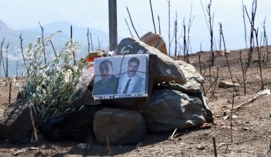 Τοποθέτησαν ελληνική σημαία στο σημείο όπου κάηκαν ζωντανοί οι δύο πυροσβέστες στο Ρέθυμνο – Δείτε φωτογραφίες