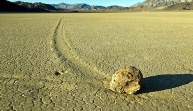 Οι πέτρες που κινούνται μόνες τους – Το μυστήριο που απασχολούσε επιστήμονες για χρόνια