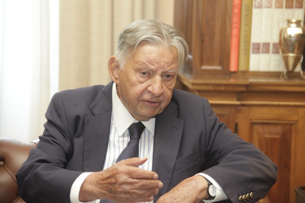 «Έφυγε» από τη ζωή ο Γιάννης Βαρβιτσιώτης – Ο πολιτικός που υπηρέτησε τη χώρα για σχεδόν μισό αιώνα