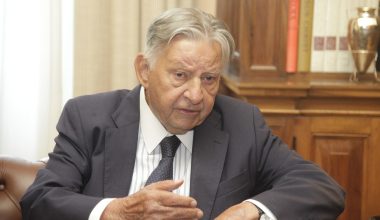 «Έφυγε» από τη ζωή ο Γιάννης Βαρβιτσιώτης – Ο πολιτικός που υπηρέτησε τη χώρα για σχεδόν μισό αιώνα