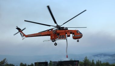 Άγραφα: Η στιγμή που ελικόπτερο γεμίζει νερό απευθείας από ποτάμι για την κατάσβεση της πυρκαγιάς