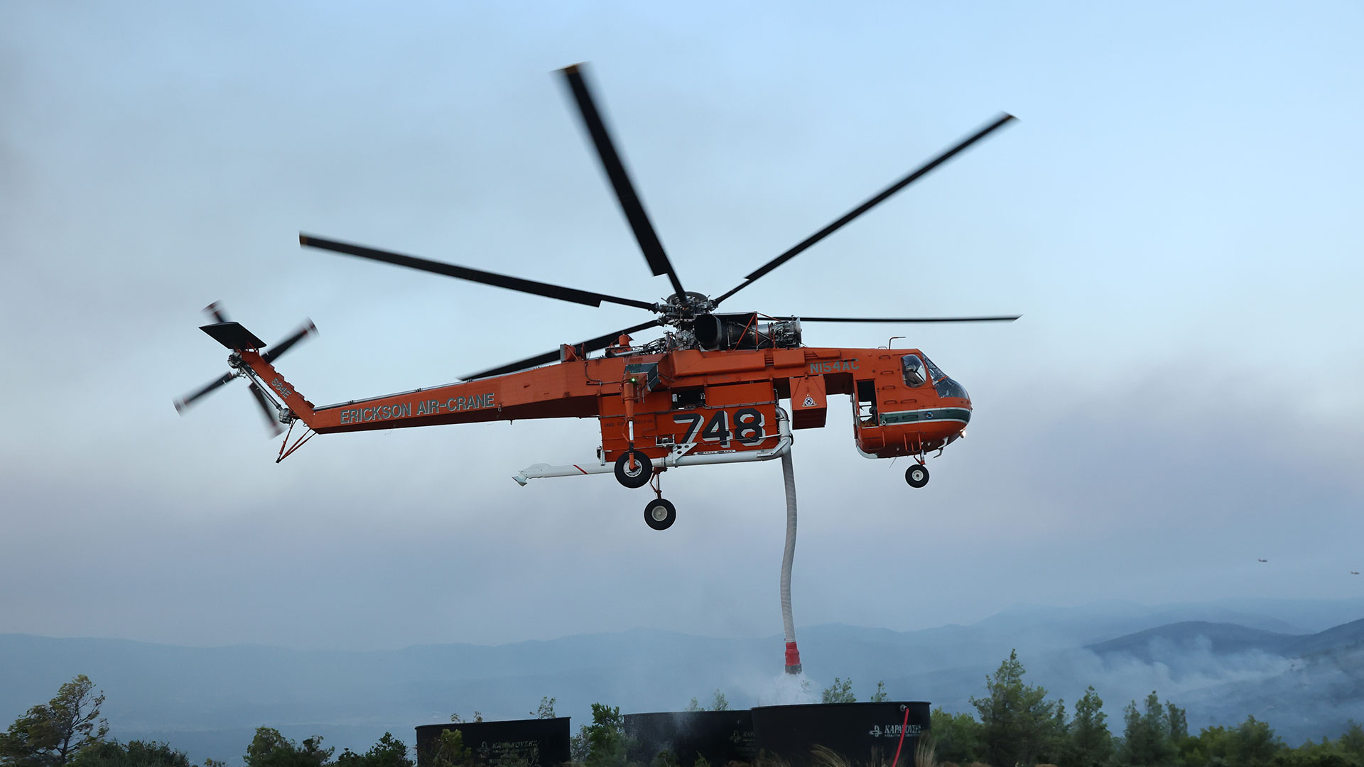 Άγραφα: Η στιγμή που ελικόπτερο γεμίζει νερό απευθείας από ποτάμι για την κατάσβεση της πυρκαγιάς