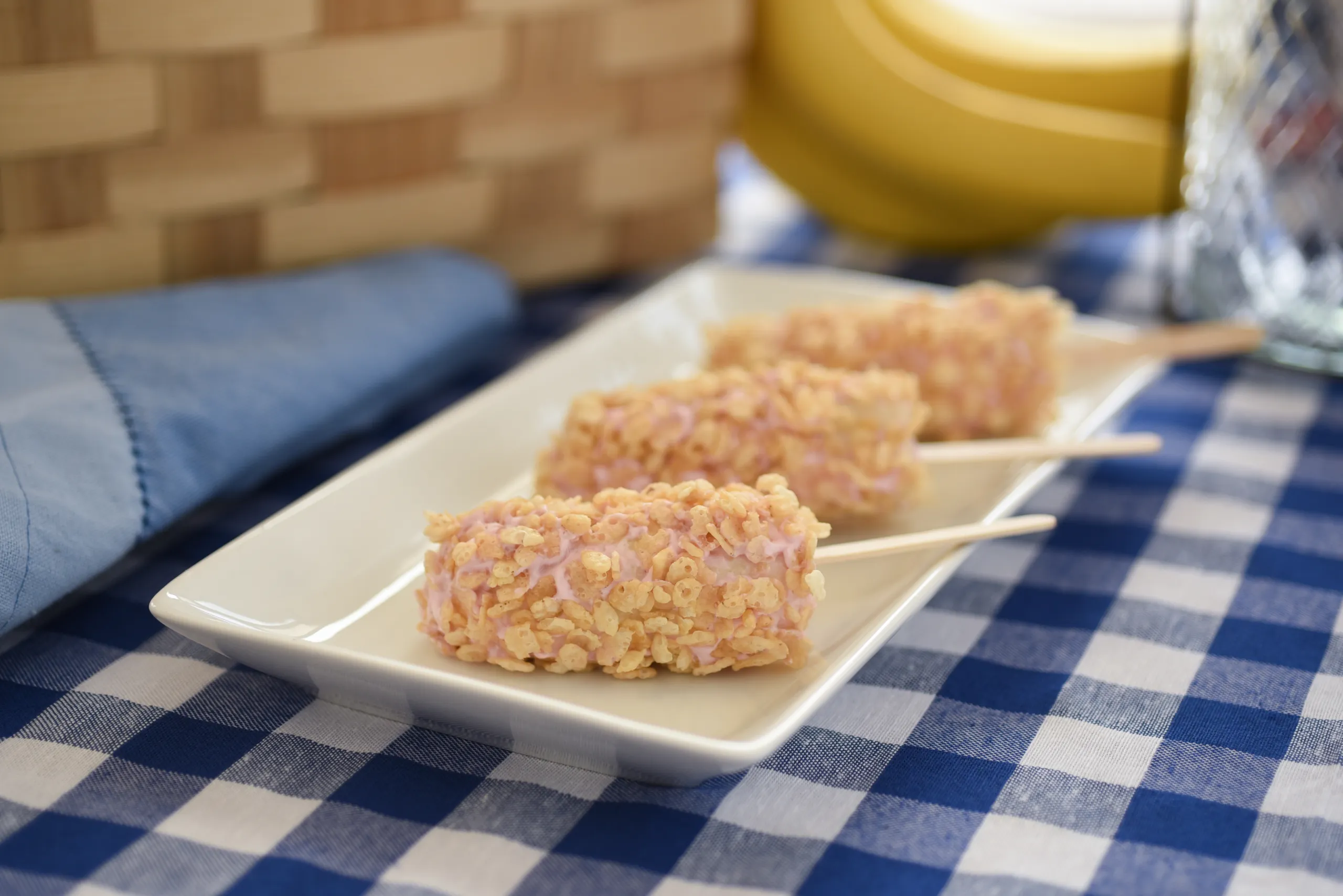 Banana Crispy Pops: Δείτε πόσο εύκολα γίνεται η viral συνταγή του TikTok με μόλις 4 υλικά (βίντεο)