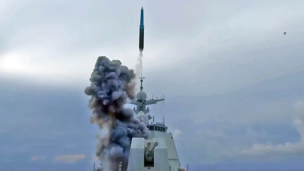 Το κινεζικό αντιτορπιλικό Type 052D φέρει για πρώτη φορά τον υπερηχητικό πύραυλο YJ-20! (βίντεο)