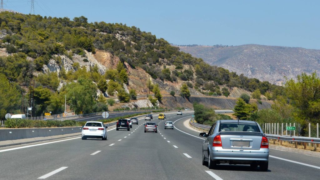 Αργή οδήγηση στην Εθνική Οδό: Πότε θεωρείται παράβαση και ποιο είναι το πρόστιμο