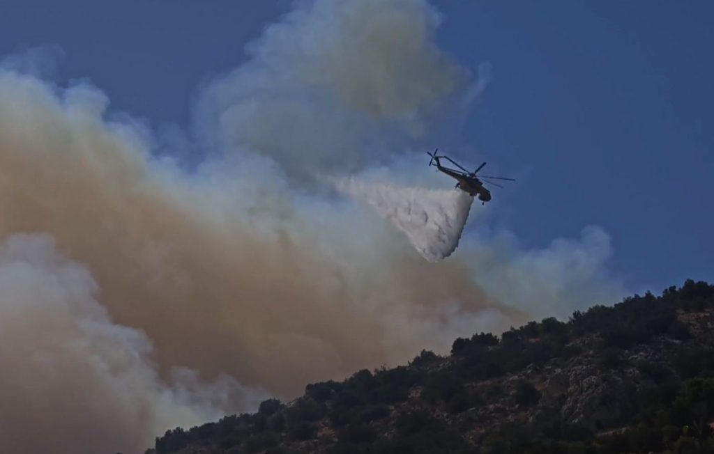Κεφαλονιά: «Μάχη» με τις φλόγες κοντά σε κατοικημένες περιοχές – Συνεχείς ρίψεις από αέρος