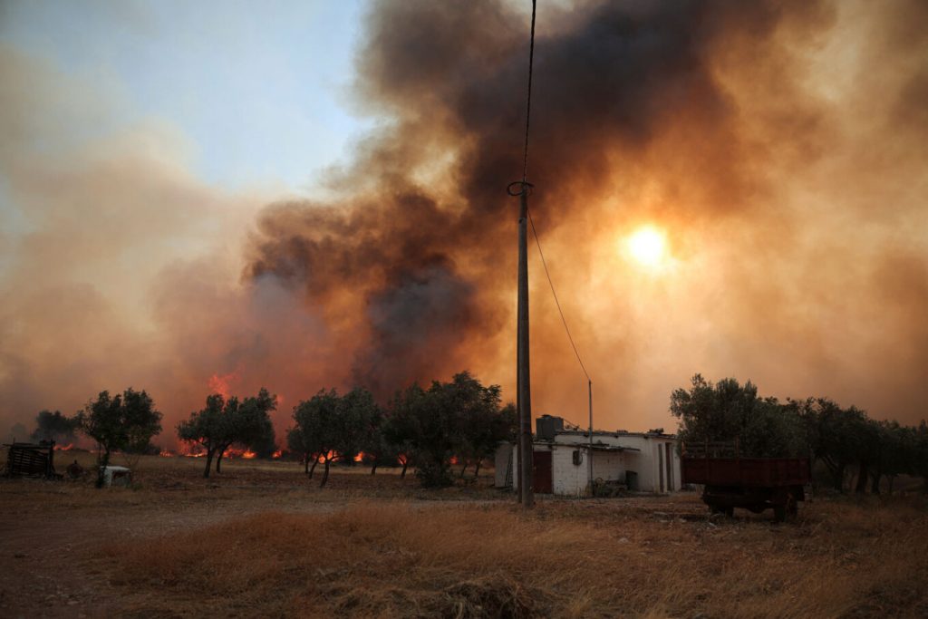 Ολική καταστροφή στην δυτική Αττική: Καίγονται τα πρώτα σπίτια στο Κρύο Πηγάδι στα Βίλια – Πόρτο Γερμενό, τέλος!