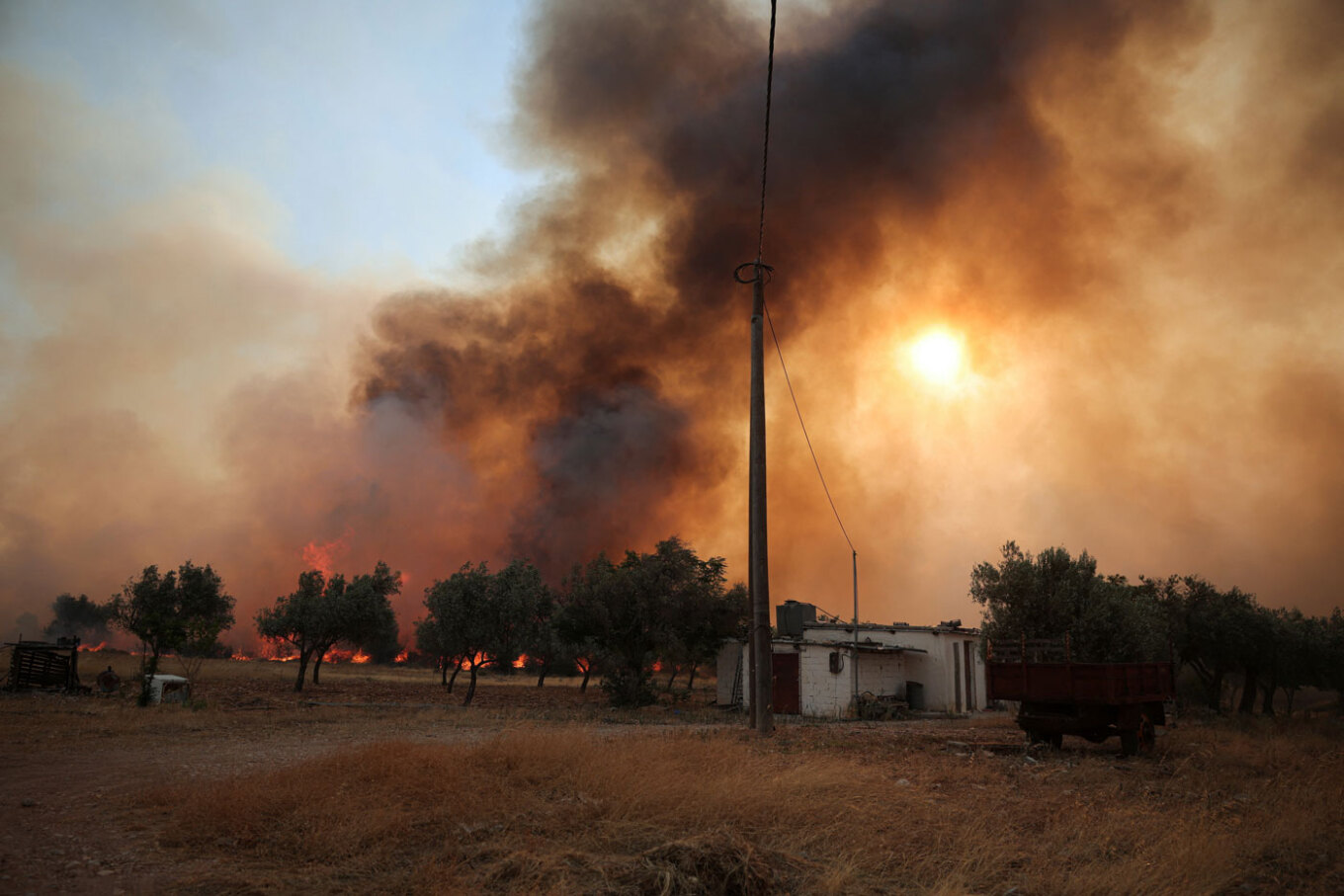 Ολική καταστροφή στην δυτική Αττική: Καίγονται τα πρώτα σπίτια στο Κρύο Πηγάδι στα Βίλια – Πόρτο Γερμενό, τέλος!