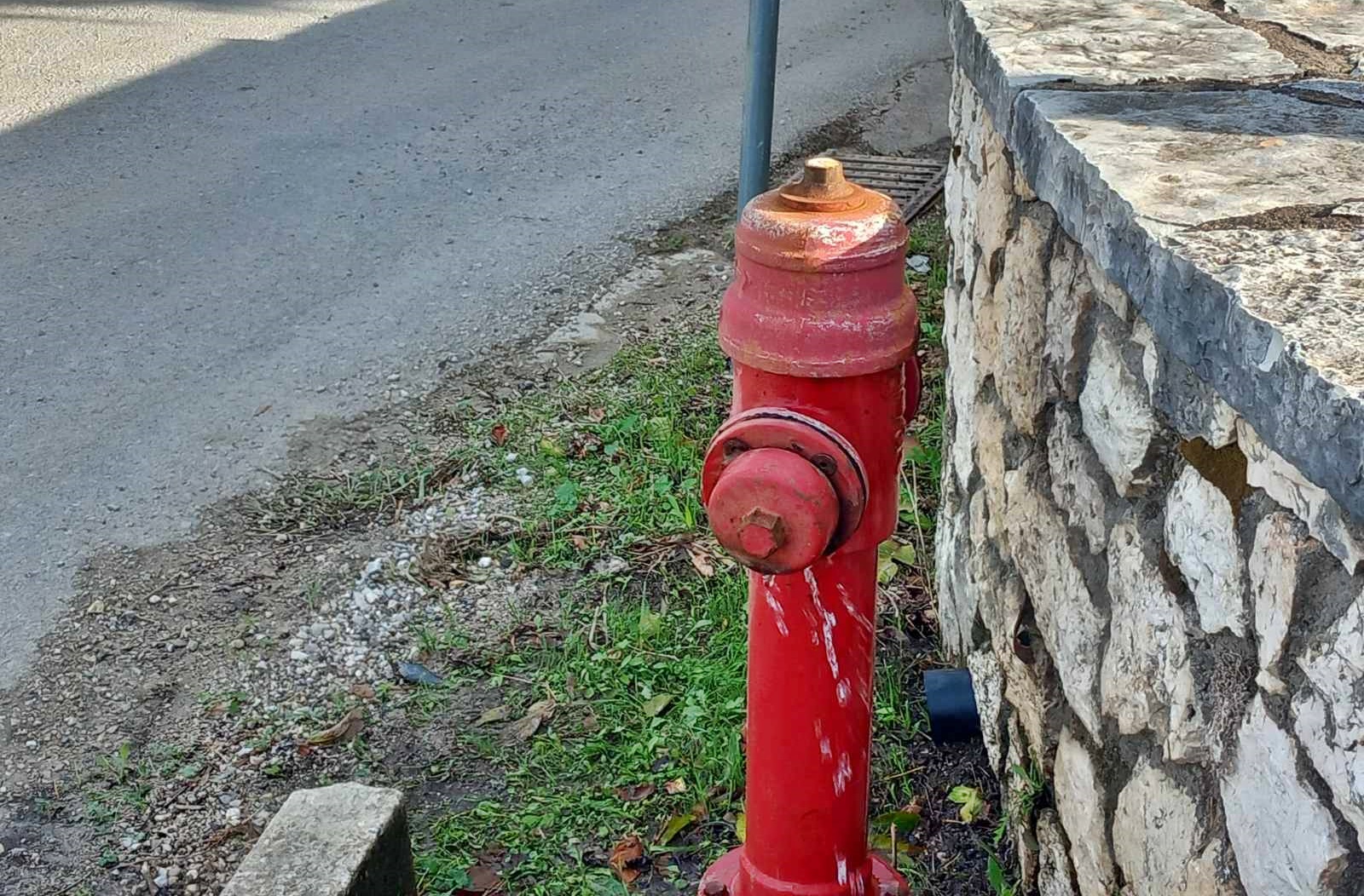 Συνελήφθη ασυνείδητος στην Πρέβεζα που έκλεβε νερό από πυροσβεστικό κρουνό και γέμισε το βυτίο οχήματός του