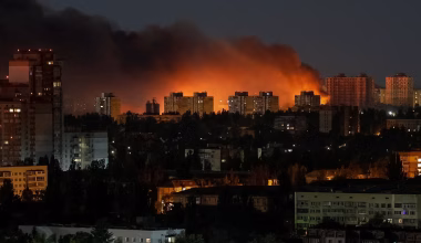 Σαν ταινία επιστημονικής φαντασίας: Περίεργο το τοπίο στο Κίεβο μετά το χτύπημα με βαλλιστικούς πυραύλους (βίντεο)