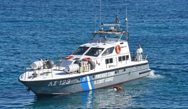 Χαλκιδική: Βυθίστηκε σκάφος με τουρίστες – Σώοι οι πέντε επιβαίνοντες