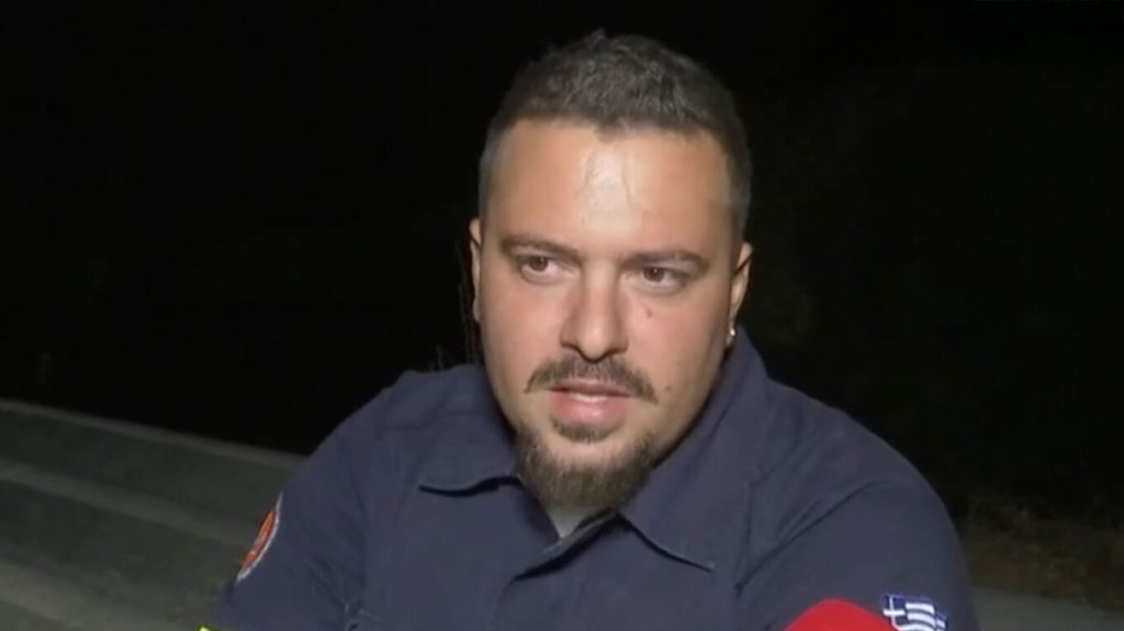 Άσχημο παιχνίδι της μοίρας για εθελοντή πυροσβέστη στα Βίλια: Έσωζε σπίτια άλλων και κάηκε το δικό του (βίντεο)