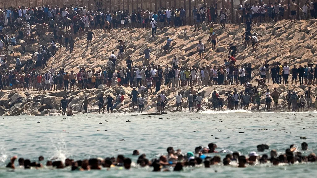 Σύγκληση έκτακτης συνόδου των χωρών της ΕΕ μετά τις εικόνες ντροπής στη Θέουτα από την εισβολή 50.000 αλλοδαπών