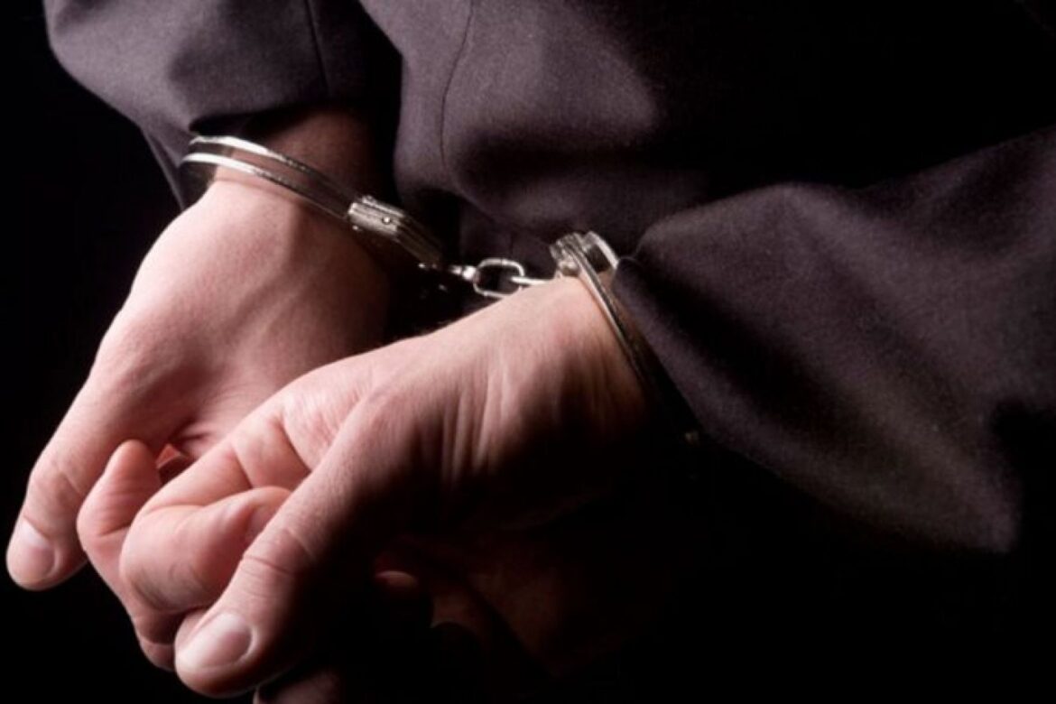 Σέρρες: Χειροπέδες σε 23χρονο που μετέφερε παράνομους μετανάστες στο πορτμπαγκάζ του οχήματός του