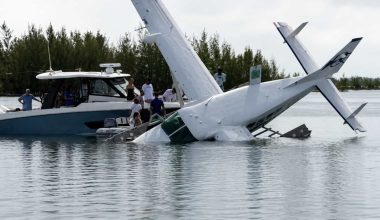 Βίντεο: Η στιγμή που υδροπλάνο με 10 επιβάτες προσκρούει σε προβλήτα στις Μπαχάμες