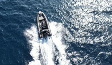 Πανικός σε παραλία της Νάξου: Σκάφος εκτός ελέγχου έπεσε πάνω σε δύο πλοιάρια (βίντεο)