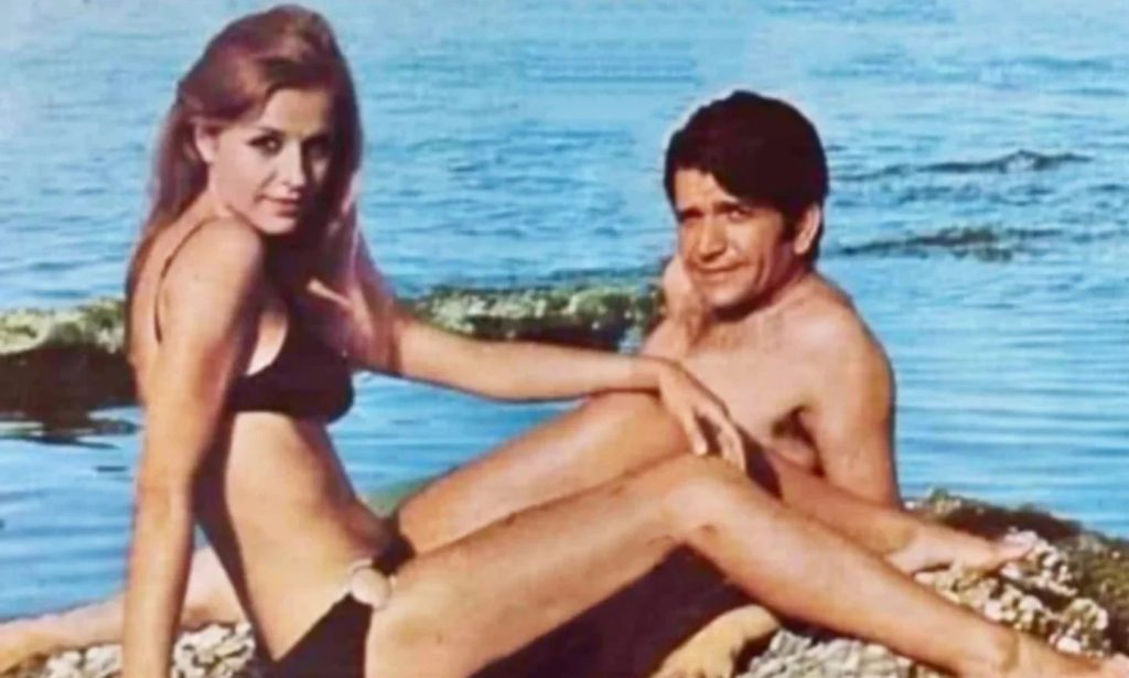 Σπάνια φωτογραφία από το 1971: Άγγελος Αντωνόπουλος και Βέρα Κρούσκα ποζάρουν με μαγιό στην παραλία