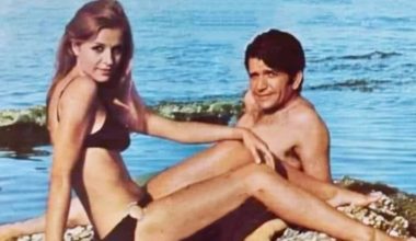 Σπάνια φωτογραφία από το 1971: Άγγελος Αντωνόπουλος και Βέρα Κρούσκα ποζάρουν με μαγιό στην παραλία