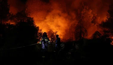 Ολονύκτιος αγώνας στην Δυτική Αττική για τον περιορισμό της μεγάλης φωτιάς: Δημιουργούνται αντιπυρικές ζώνες