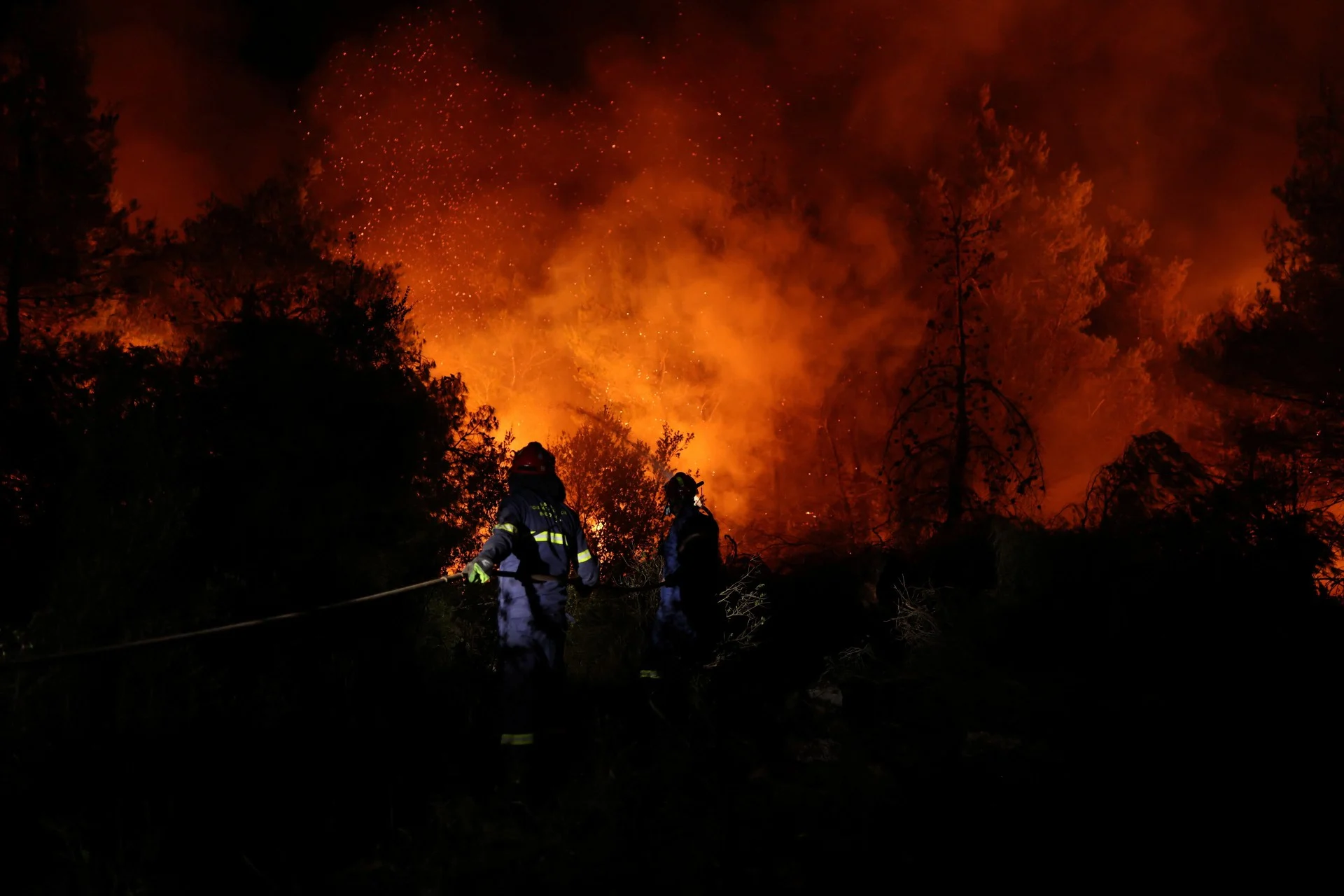 Ολονύκτιος αγώνας στην Δυτική Αττική για τον περιορισμό της μεγάλης φωτιάς: Δημιουργούνται αντιπυρικές ζώνες