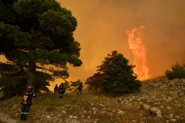 Πύρινος εφιάλτης στη Δυτική Αττική: Η φωτιά έφτασε στην Ψάθα – Εκκένωση μέσω 112, ζημιές σε σπίτια