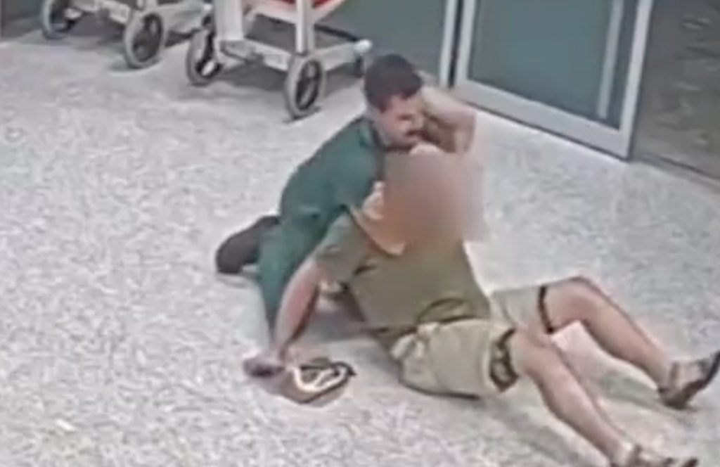 Μεθυσμένος ασθενής δεν… υπολόγισε ότι νοσοκόμος γνώριζε ζίου ζίτσου με αποτέλεσμα να τον «ξαπλώσει» (βίντεο)