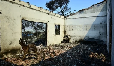 Εικόνες καταστροφής στο Πόρτο Γερμενό μετά την φωτιά: «Στάχτες» έγιναν σπίτια και οχήματα (φωτο)