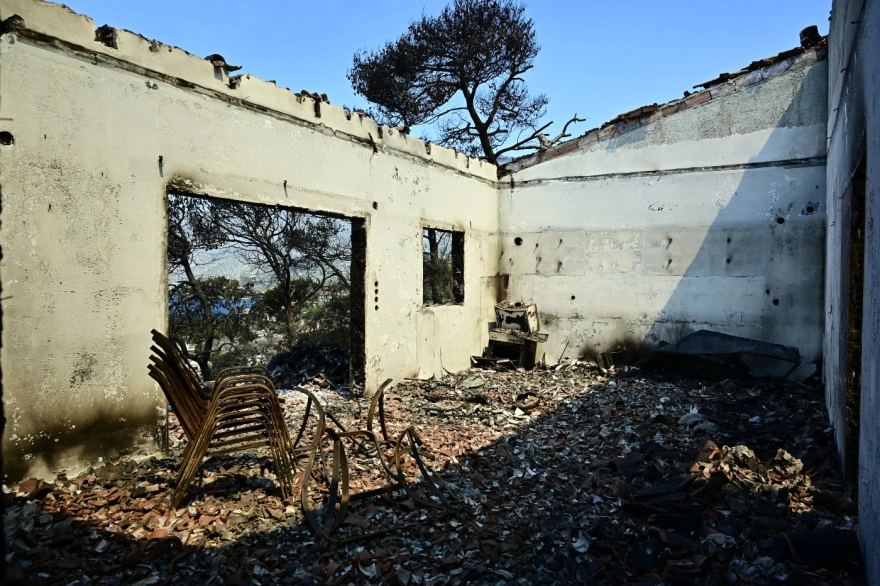 Εικόνες καταστροφής στο Πόρτο Γερμενό μετά την φωτιά: «Στάχτες» έγιναν σπίτια και οχήματα (φωτο)
