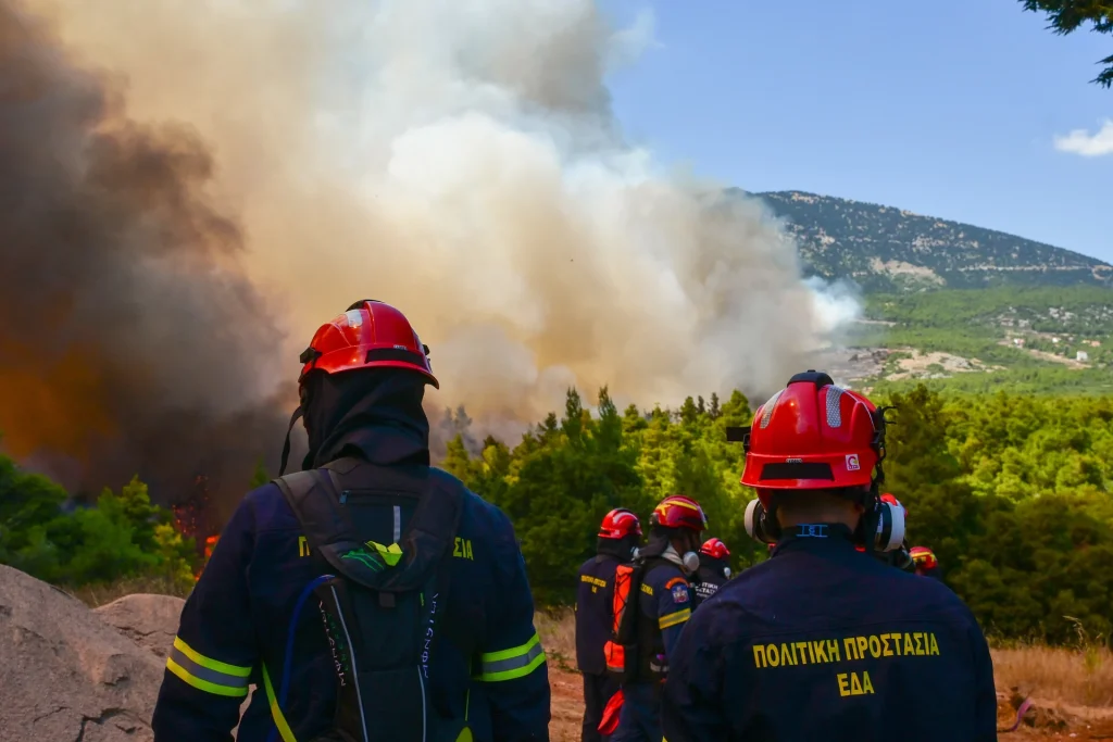 Ε.Λέκκας για φωτιές σε Αττική και Βοιωτία: «Ακόμη και μικρή βροχή μπορεί να προκαλέσει προβλήματα»